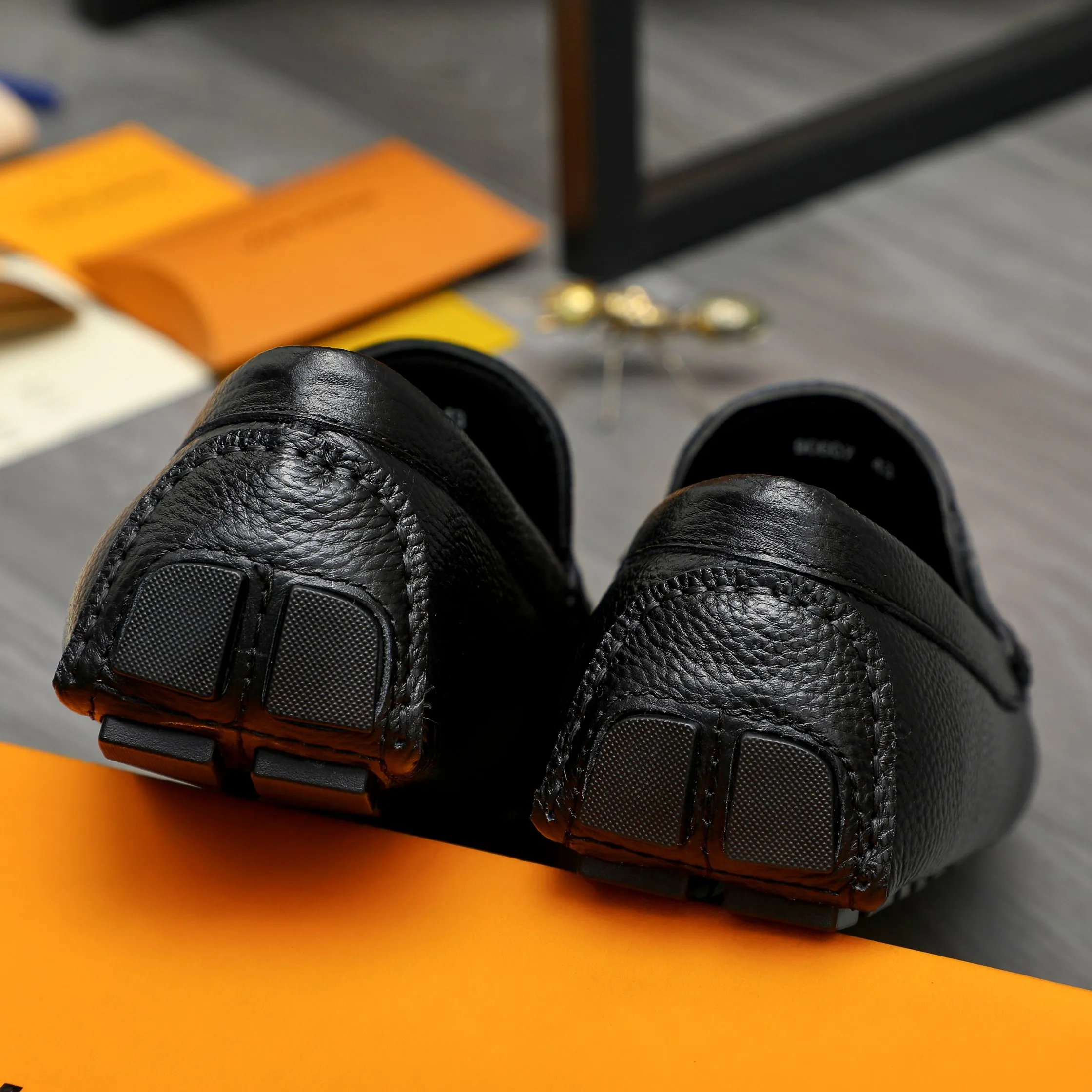 Men's shoes 💰p420 Product trademark: LV (Louis Vuitton) casual slip-on men's shoes Regular size: 38-44 Product material: Selected pebbled checkered cowhide upper, sheepskin lining, rubber outsole